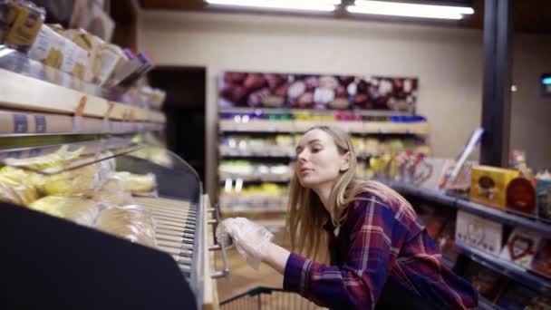 슈퍼마켓 빵집에서 일하는 여성 직원 — 비디오