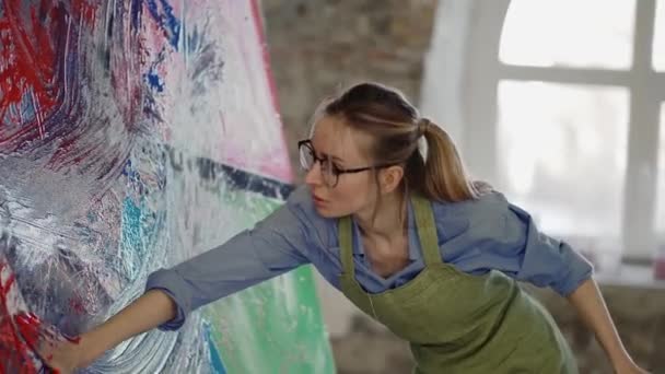 Сучасний художник створює абстрактне сучасне мистецтво за допомогою рук — стокове відео
