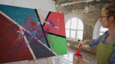 Kadın sanatçı duygusal olarak stüdyoda soyut resmin başyapıtını yarattı.