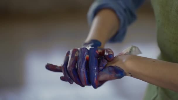 Mujer artista limpia las manos de pintura acuarela — Vídeos de Stock