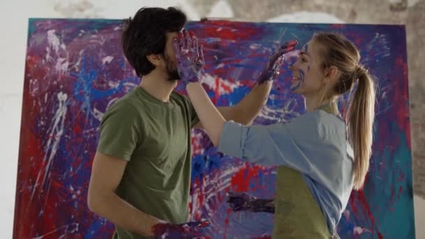 Pereche în dragoste pictura reciproc fețe în picioare în față pânză mare — Videoclip de stoc