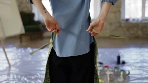 Rara mulher vista prender avental verde no estúdio de arte — Vídeo de Stock