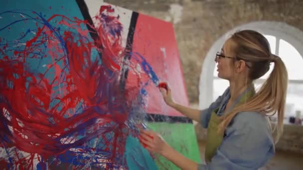 Artista innovativa disegna con le mani sulla grande tela colorata, emotivo, pittura sensuale — Video Stock