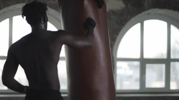 Afrykański bokser amerykański chusteczki pot na twarzy po ciężkim treningu — Wideo stockowe