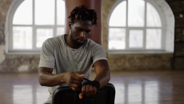 Boxeador afroamericano está envolviendo las manos con vendaje negro — Vídeo de stock