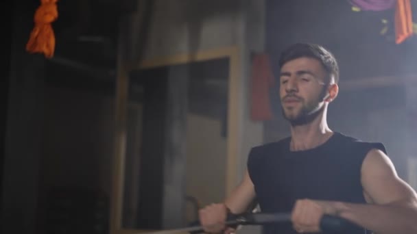 Entraînement d'homme barbu dans la salle de gym avec rameur — Video