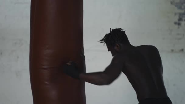 Boxer senza maglietta che colpisce aggressivamente il sacco pesante, grida con rabbia — Video Stock
