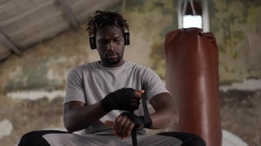 Erkek boksör elleri siyah bandajla sarmış.