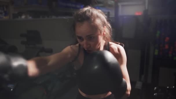 Kobieca kamera bokserska podczas treningu w rękawiczkach — Wideo stockowe