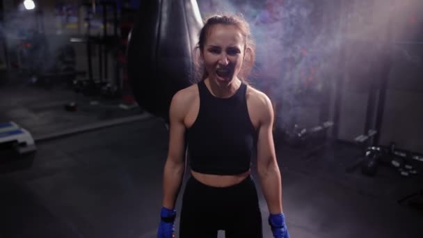 Žena boxer dívá na kameru v obvazech a křičí — Stock video