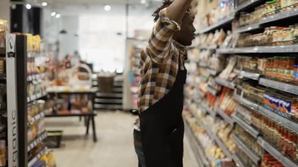 Penjual wajah tampan menari antar gang di supermarket — Stok Video