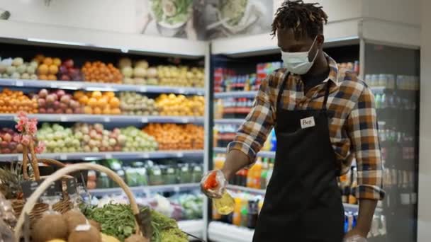 Lavoratore afroamericano che rinfresca i verdi nel negozio, spruzzando vapore fresco nel supermercato — Video Stock