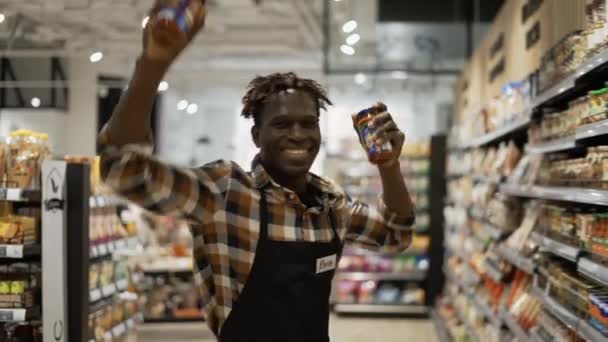 Bonito cara vendedor homem dançando com alimentos itens em mãos — Vídeo de Stock