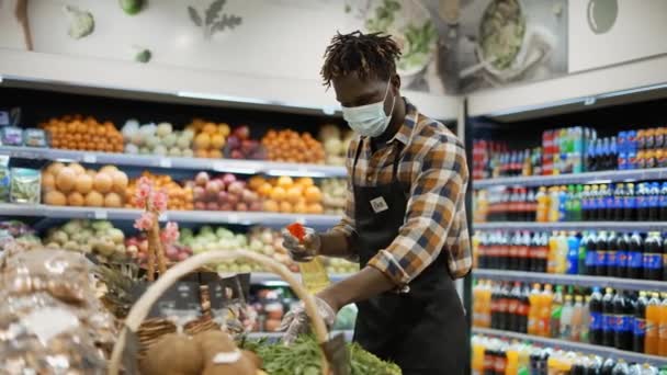 Afro-amerikan işçi dükkanda yeşillikleri yeniliyor ve düzenliyor. — Stok video