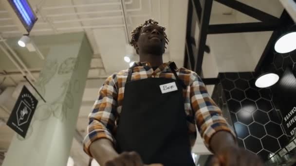 Trabalhador feliz no supermercado com carrinho de compras empregado millennial positivo, de cima — Vídeo de Stock