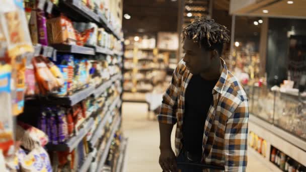 Afro-americano à procura de produtos no supermercado — Vídeo de Stock
