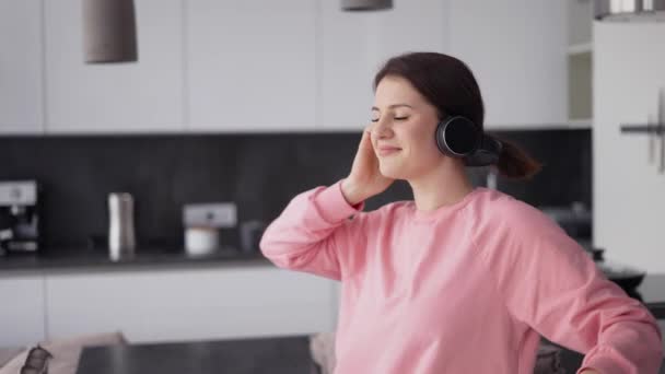 Dança energética de uma menina feliz na cozinha — Vídeo de Stock