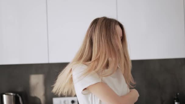 Chica divertida es bailar y divertirse en la cocina — Vídeos de Stock