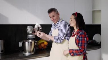 Adam krem çırpmayı bitirdi. Kadın burnunu kirletti ve yaladı.