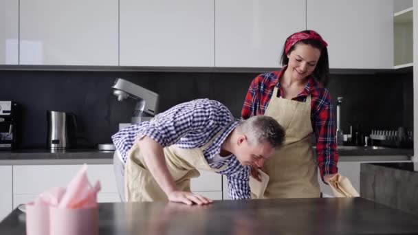 A pár kiveszi a makarónit a sütőből. — Stock videók