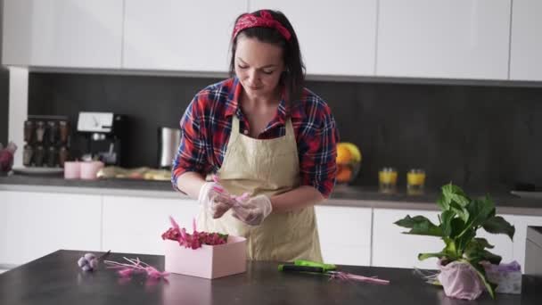 Packaging of home-made desserts, decorating with flowers — Stock Video