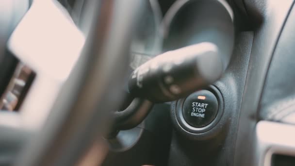 Палец нажимает кнопку зажигания на автомобиле без ключа — стоковое видео