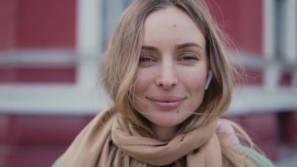 Primo piano volto di bella donna bionda sorridente con i capelli lunghi — Video Stock