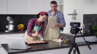 Evde badem kurabiyesi yapan pozitif çiftin video akışı.