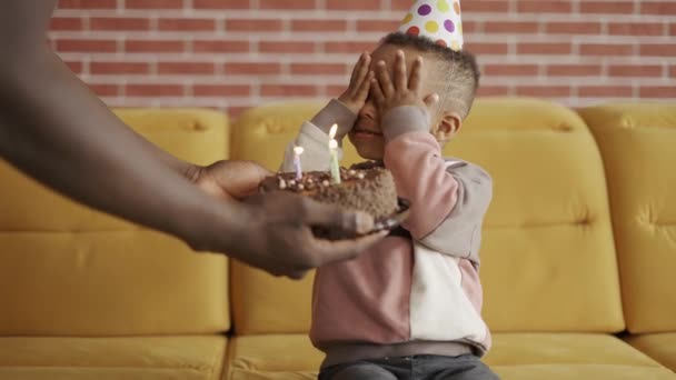 Father gives birthdays cake for his son keep his eyes closed — Stock Video