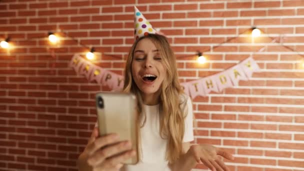 Chica emocionada gritar Feliz cumpleaños en la cámara de teléfonos inteligentes — Vídeos de Stock