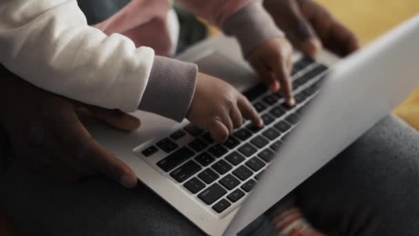 Черный отец и маленький мальчик, изучающие компьютер дома для обучения детей, крупным планом — стоковое видео