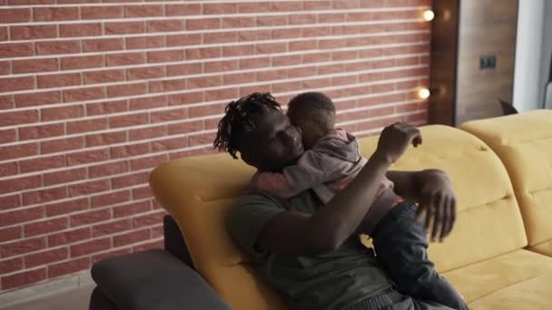 Afro-Amerikan babası ve oğlu evde sarılıp sarılıyorlar. — Stok video