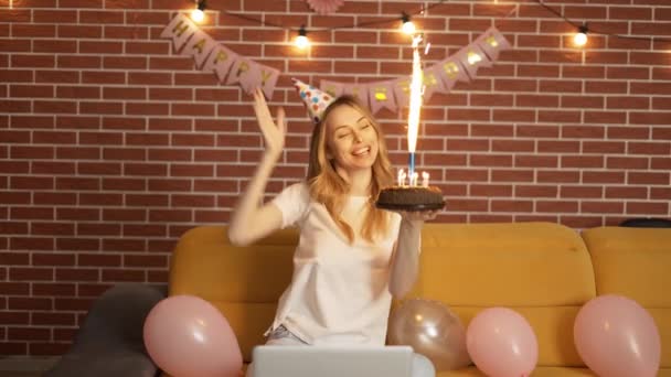 Mujer feliz teniendo una fiesta virtual en período de cuarentena aunque videollamada — Vídeo de stock