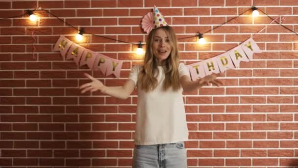 Izgatott lány kiabál Boldog születésnapot a kamera díszített szobában — Stock videók