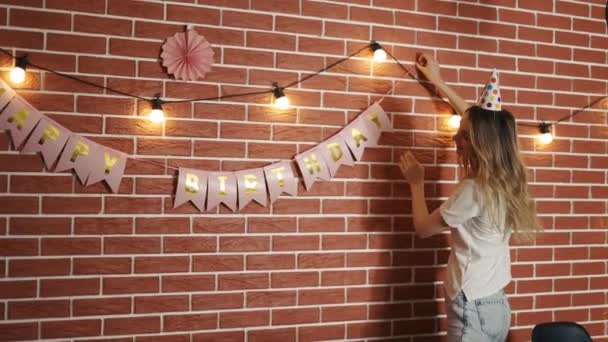 The girl decorates the room for the holiday — Stock Video