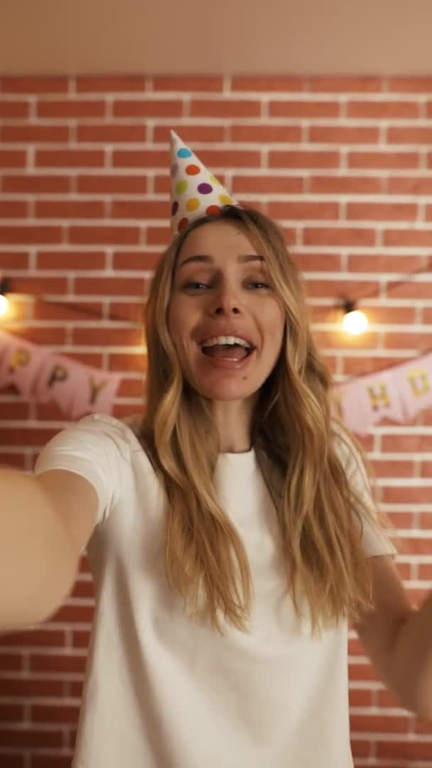 Dlouhé vlasy dívka křičet Happy Birthday na přední kameru — Stock video