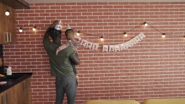 아프리카 계 미국인 남자 아이들의 생일잔치 거실에서 — 비디오