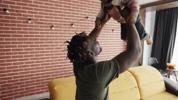 Père ludique élever son fils tout-petit dans l'air — Video