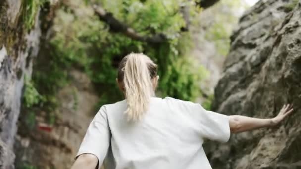 金发女子在山上远足，与自然合一 — 图库视频影像
