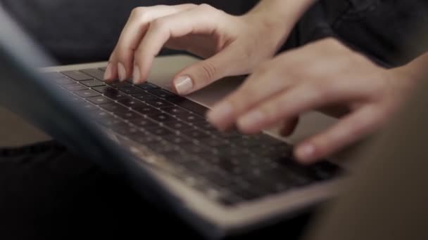 Close-up van vrouwen handen typen op laptop — Stockvideo
