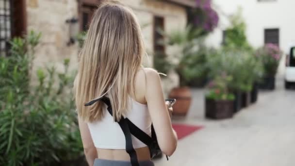 Femme blonde utilisant mobile à l'extérieur pour trouver la destination — Video