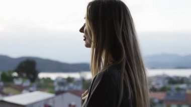 Sarışın bir kadının görüntüsü güzel bir bakış açısıyla manzaraya hayran.