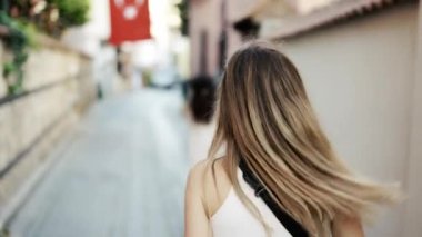 Kadın dar Türk caddesinde yürüyor, arkasını kolluyor.