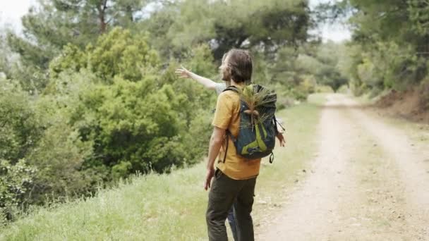 Sebuah pasangan bahagia backpackers hiking oleh hutan, bersemangat tentang pandangan — Stok Video