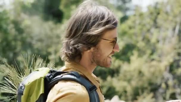 Hipster με το άτομο τουριστικό σακίδιο περπατά μόνος και χαμόγελο — Αρχείο Βίντεο