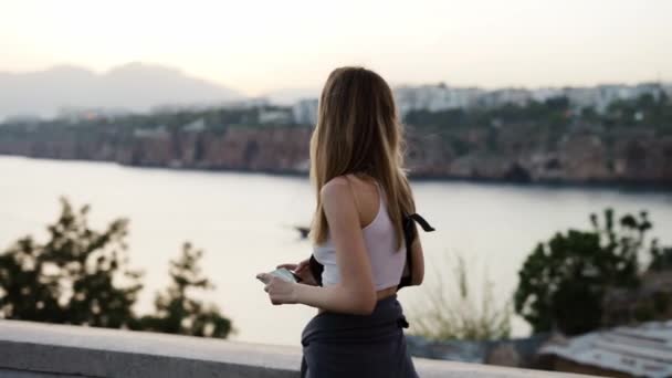 Femme prendre une photo de la ville, panorama de la nature au crépuscule — Video