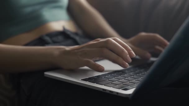 Gros plan des mains des femmes tapant sur le clavier des ordinateurs portables — Video