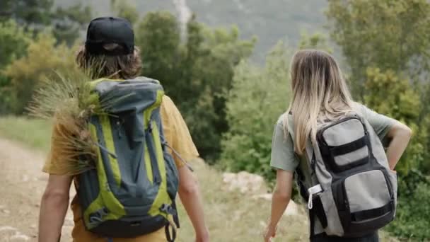 Ένα ευτυχισμένο ζευγάρι backpackers με τα πόδια από λόφους, στάση για να πάρετε μια selfie — Αρχείο Βίντεο