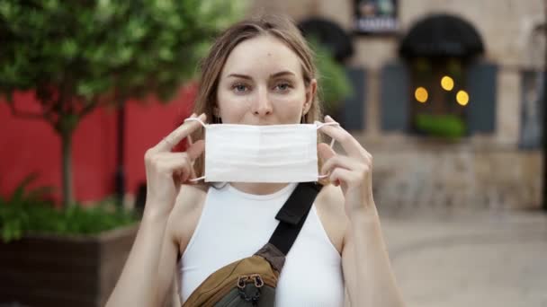 Donna che indossa maschera medica per la protezione coronavirus all'aperto, vista frontale — Video Stock