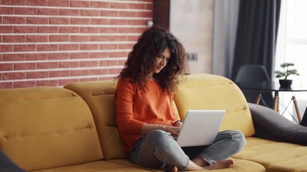 Druk bezig moeder werken op laptop, gebrek aan aandacht voor kind thow ballon — Stockvideo